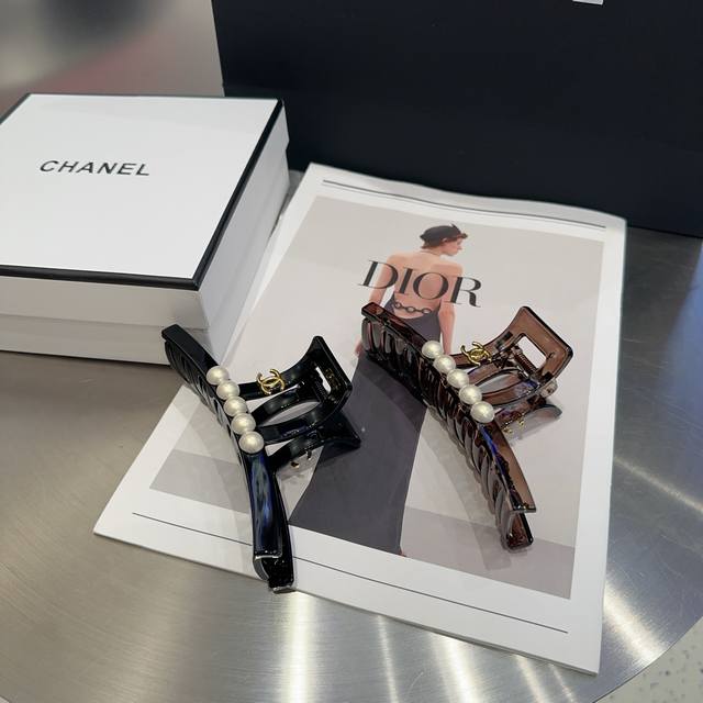 P60配包装盒 Chanel 香奈儿 最新小香珍珠抓夹，简单实用，时尚潮流！小姐姐必备单品