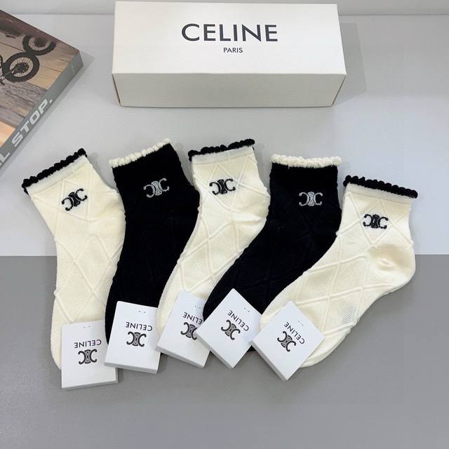 配包装 P50 一盒5双 Celine 赛琳 新款中筒袜、竹棉面料，专柜同 步中筒袜子，大牌出街，潮人必备超好搭配！