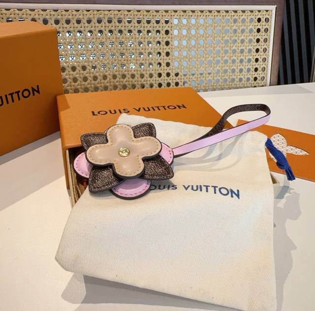 80新品M02136 Louis Vuitton 路易威登Lv小花 花卉 My Monogram Layers包挂 多功能挂饰 钥匙挂件 Pu材质 My Mon