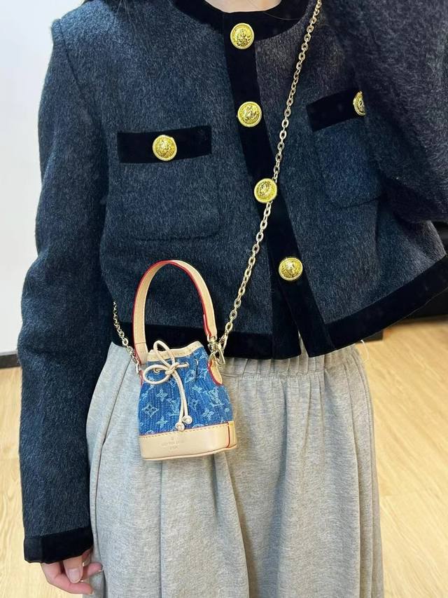 140 配链条新品 Micro Noe 包饰 斜挎Mini包包钥匙扣 Louis Vuitton 路易威登Lv迷你牛仔水桶包挂件钥匙扣 可放蓝牙耳机 口红 本款