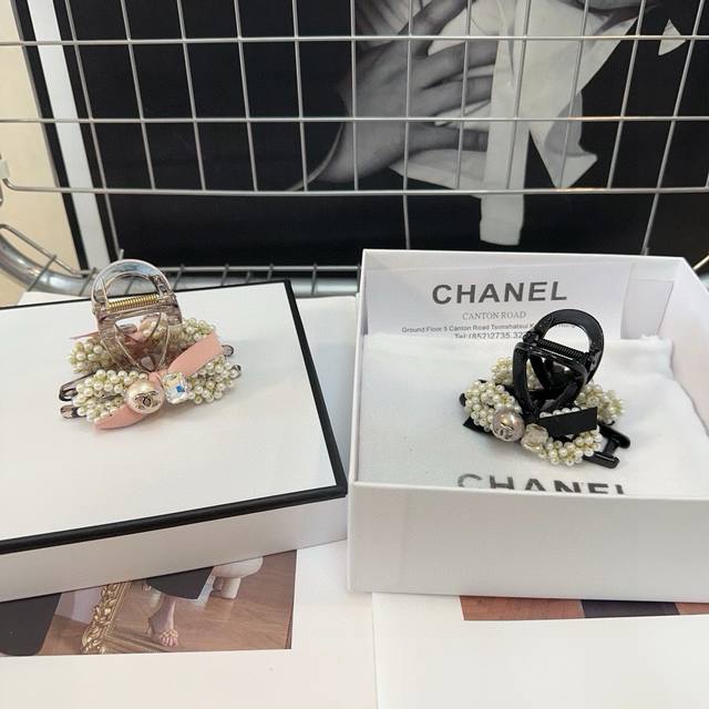 P60配包装盒 Chanel 香奈儿 最新小香爆款小珍珠抓夹，绝美的一款！小仙女必备
