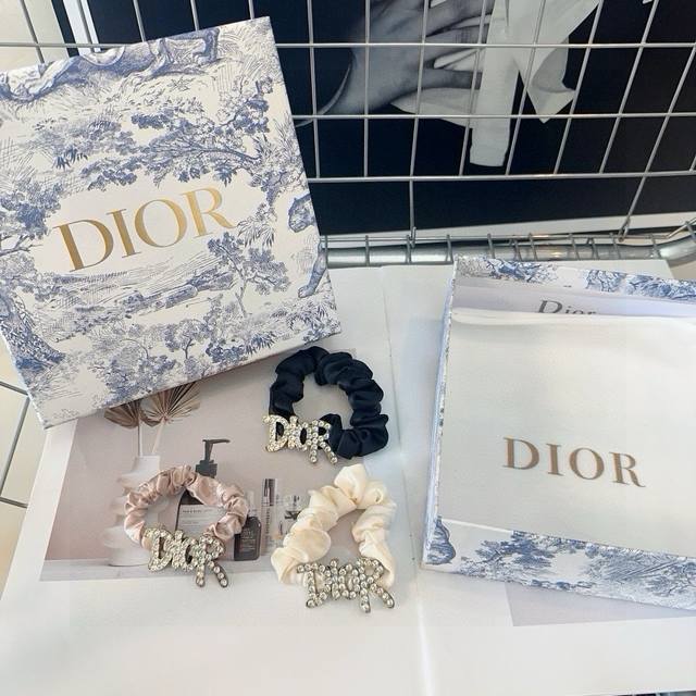 P60 配包装盒 Dior 迪奥 新款 D字母发圈，闪亮小钻石，简单又百搭，时尚单品 小姐姐必备