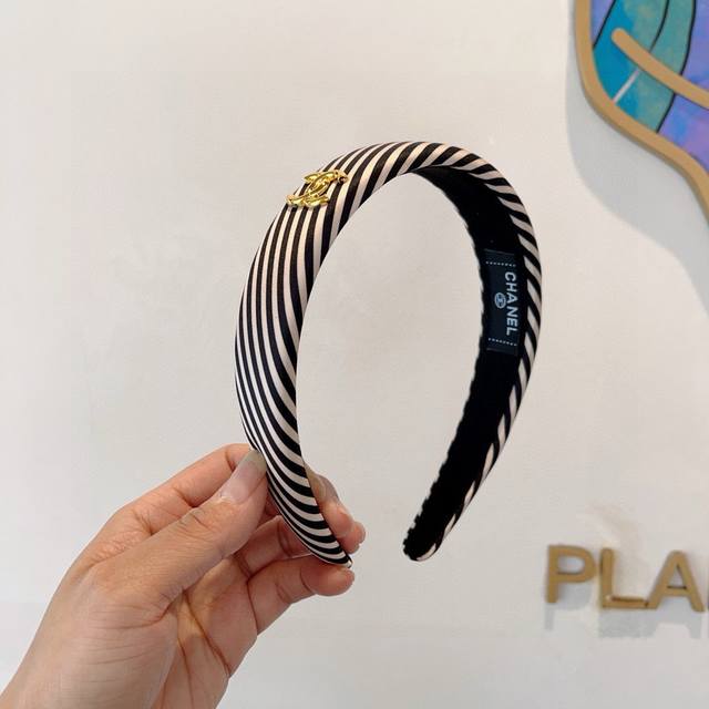 配包装 P60 Chanel 香奈儿 新款海绵条纹小香发箍，复古头箍，网红爆款推荐 搭配高端材质，超精致，时尚百搭。