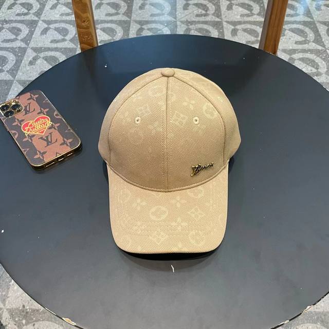 P70 ，Lv 路易威登 新款原单棒球帽，牛皮压花，1:1开模订制，原版牛仔布料，做工细致完美，质量超赞，基础头围56，贴片可调节。