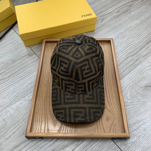 ￥ P80。F家。 超A品质 最新款！时尚潮流，高端做工！每一个帽子都是用心之作！牛津材质！头层牛皮！配盒子、防尘袋！非一般的品质，细节也很重要。真皮帽钉，真皮