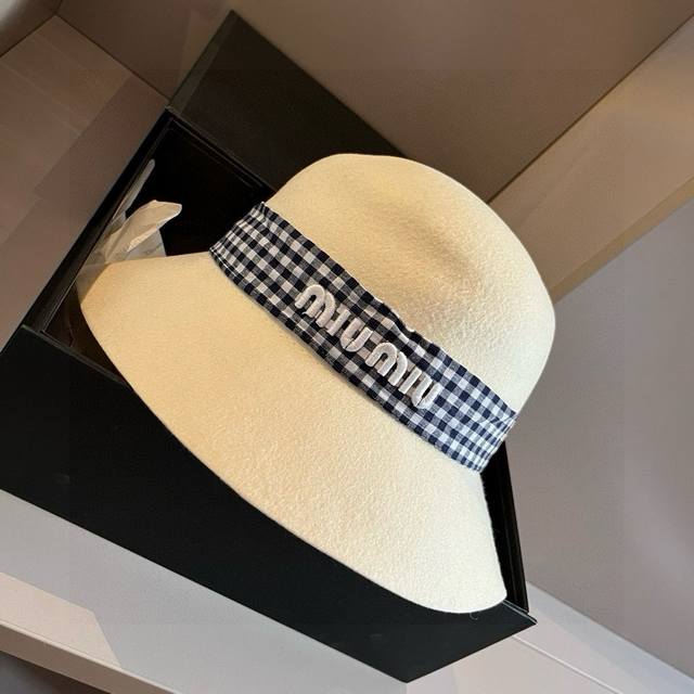 110￥P Miumiu缪缪秋冬新款羊毛盆帽，百分百羊毛面料%、头围57Cm