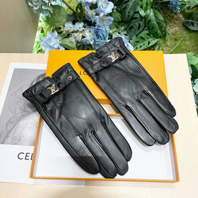 P150 配包装男款 新款独家首发触屏手套 男士手套Lv路易威登男款 原单品质 官网同步男士新款高档羊皮手套不可错过百分百选用进口羊皮 皮质细腻柔软 认准进口羊