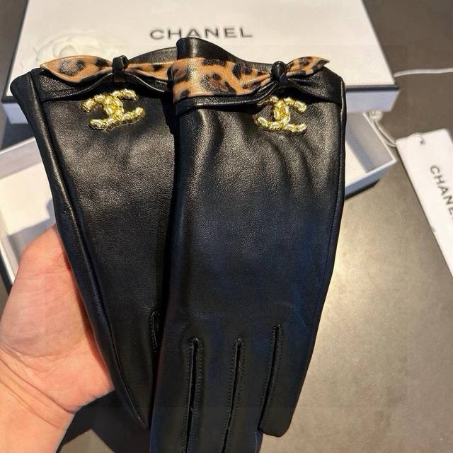 P140 新款独家首发豹纹蝴蝶结触屏手套 Chanel香奈儿 原单品质 官网同步女士新款高档羊皮手套女神首选 不可错过百分百选用进口羊皮 皮质细腻柔软 认准进口