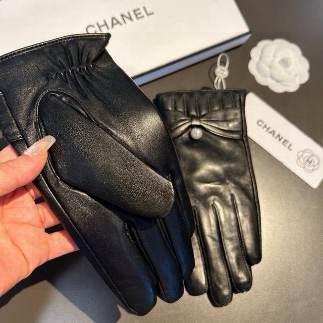 P140 新款独家首发双C触屏手套 Chanel香奈儿 原单品质 官网同步女士新款高档羊皮手套女神首选 不可错过百分百选用进口羊皮 皮质细腻柔软 认准进口羊皮特