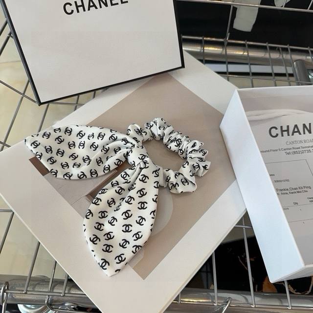 P60配包装盒 Chanel 香奈儿 最新款兔耳朵小香发圈，百搭优雅，简单又实用！小姐姐必入单品