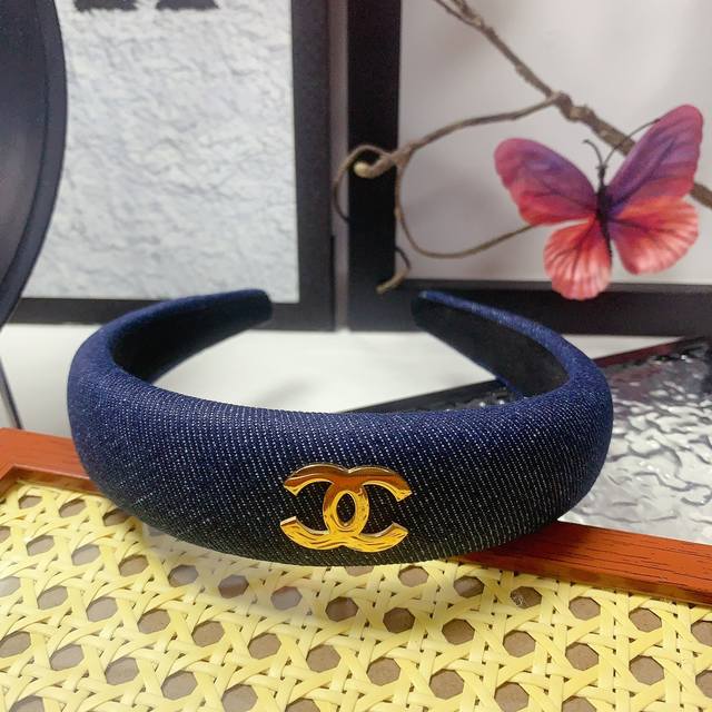 P60 Chanel小香 Chanel发箍 牛仔高端轻奢风钛钢 Logo 发箍气质百搭小仙女必入单品名媛风十足～宝藏款 闭眼入推荐款 单个