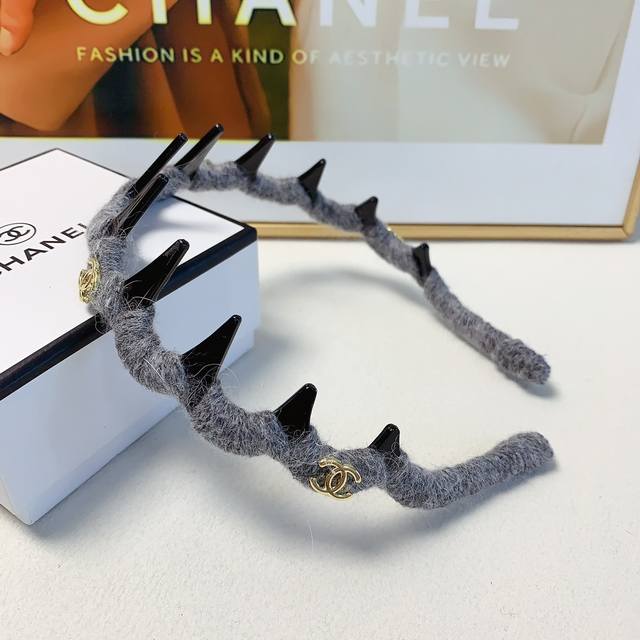 P60 Chanel小香 Chanel发箍 羊绒Logo轻奢风发箍气质百搭小仙女必入单品名媛风十足～宝藏款 闭眼入推荐款 单个