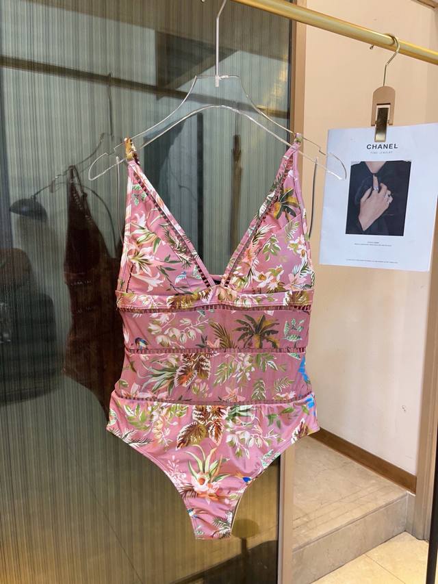 特 P110￥P Gucci古奇连体泳衣适合多种场景的游泳衣♀海边 游泳池 温泉 水上乐园 漂流都可以内搭外穿也完全可以 面料：透气舒适。速干弹性的游泳衣更加帖