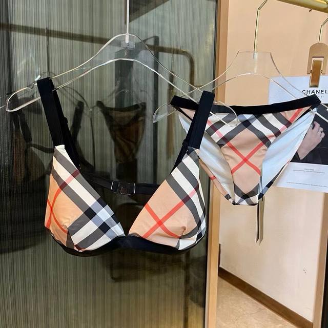 特 P80￥P 巴宝莉Burberry格子比基尼适合多种场景的游泳衣♀海边 游泳池 温泉 水上乐园 漂流都可以内搭外穿也完全可以 面料：透气舒适。速干弹性的游泳