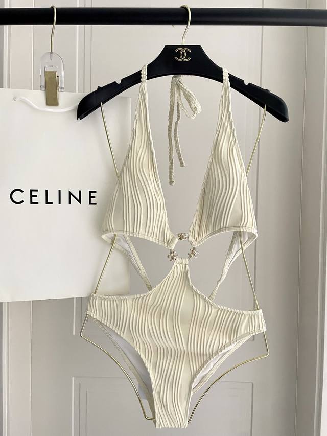 110 Celine专柜新款 连体泳衣 对版五金适合多种场景的游泳衣♀海边 游泳池 温泉 水上乐园 漂流都可以内搭也完全可以 连体设计遮肉显高挑 腹部有点肉肉也