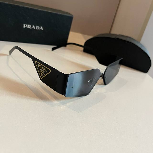 100￥P Prada 太阳镜 普拉达销量冠军款 9825今年最火爆的款式