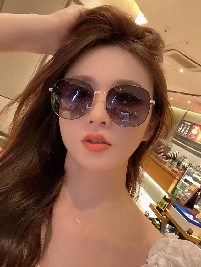 P80 Chanel 香奈儿 潮流爆款 时尚大框太阳镜 佩戴舒适 网红潮款墨镜 型号：Ch9819