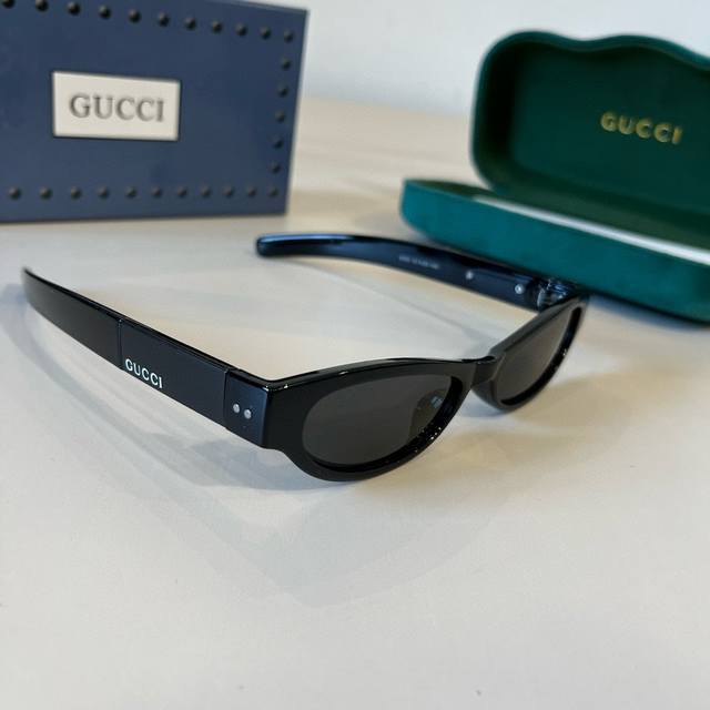 100￥Pgucci太阳墨镜 夏天来了，太阳镜每日出门必备 但是小脸女生的戴别的总觉得脸都被遮完了 大可试试 Gucci这一款喏 扁圆窄框 亚洲版设计增高一体鼻