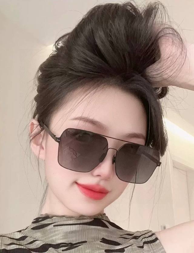 P120 Gucc* 2025 新款男女情侣款太阳Ip电镀永不褪色 卖点：超轻超有弹性整幅眼镜无螺丝重要的是压不坏、镜片：高清尼龙偏光镜片 型号：G3733
