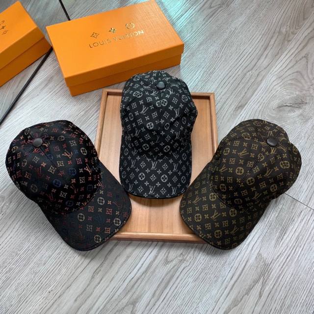 ￥ P70。L家。金银提花款。 超A品质 最新款！时尚潮流，高端做工！每一个帽子都是用心之作！牛津材质！头层牛皮！配盒子、防尘袋、非一般的品质，细节也很重要。真