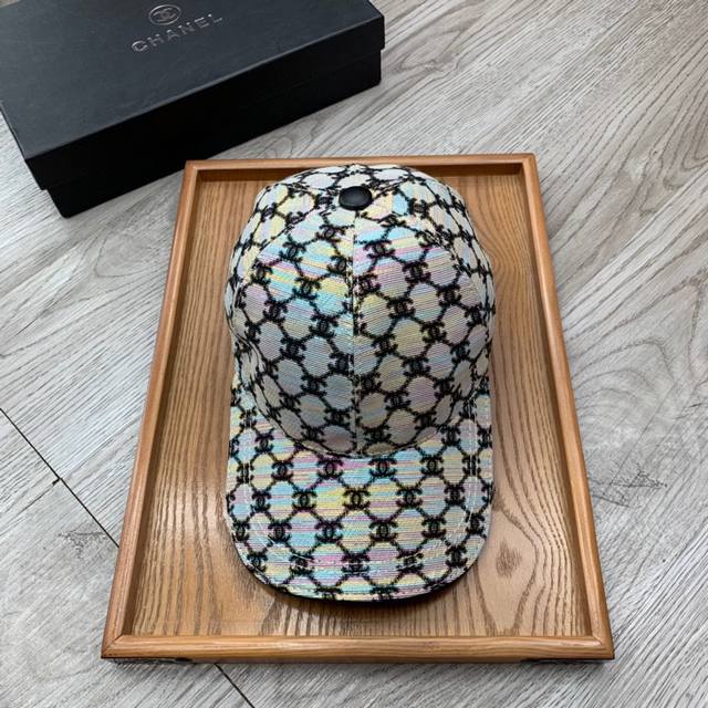 ￥ P70。C家。Bulingbuling金闪闪 超A品质 最新款！时尚潮流，高端做工！每一个帽子都是用心之作！牛津材质！头层牛皮！配盒子、防尘袋、卡片！非一般