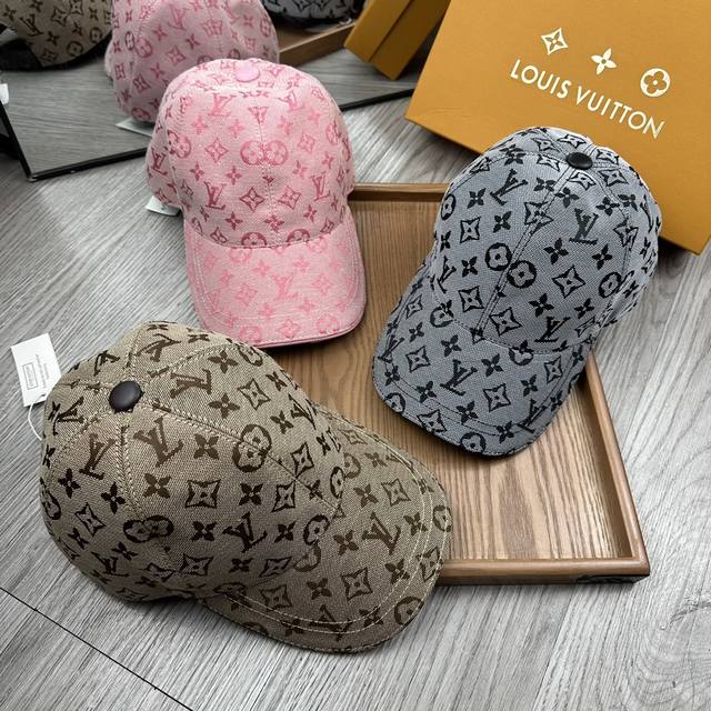 ￥ P70。L家。提花款 超A品质 最新款！时尚潮流，高端做工！每一个帽子都是用心之作！牛津材质！头层牛皮！配盒子、防尘袋、非一般的品质，细节也很重要。真皮帽钉