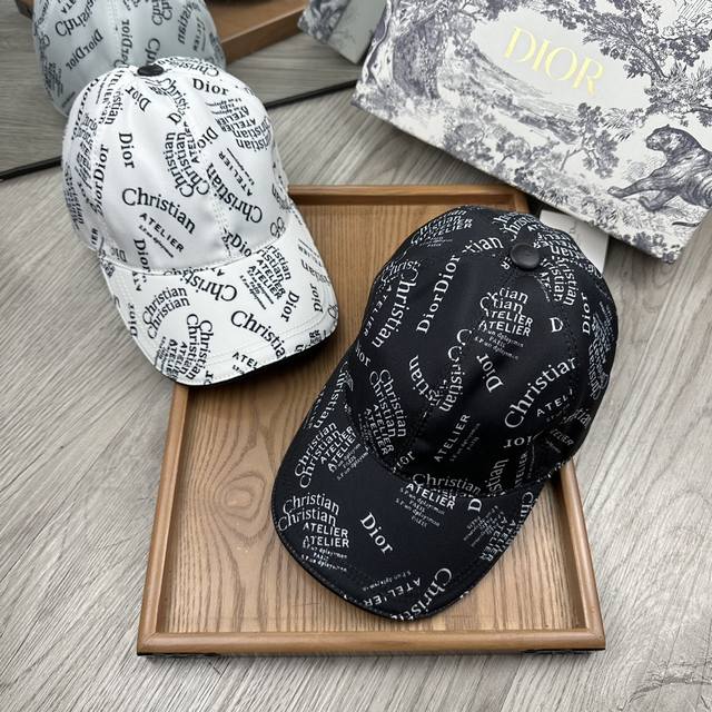 ￥ P70。D家。 超A品质 最新款！时尚潮流，高端做工！每一个帽子都是用心之作！牛津材质！头层牛皮！配盒子、防尘袋、非一般的品质，细节也很重要。真皮帽钉，真皮