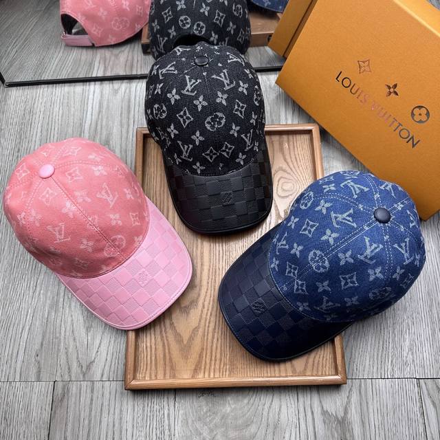 ￥ P70。L家。皮沿棋盘格牛仔布 超A品质 最新款！时尚潮流，高端做工！每一个帽子都是用心之作！牛津材质！头层牛皮！配盒子、防尘袋、非一般的品质，细节也很重要