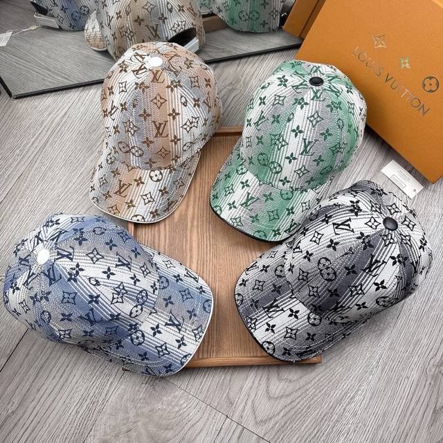 ￥ P70。L家。七彩渐变老花款 超A品质 最新款！时尚潮流，高端做工！每一个帽子都是用心之作！牛津材质！头层牛皮！配盒子、防尘袋、非一般的品质，细节也很重要。