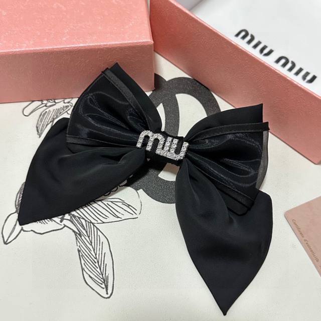 特 P60 配专柜包装 Miumiu 缪缪 最新蝴蝶结中古欧根纱发夹# 信我！人手必备的单品 这件必须买 洋气神仙颜值 小仙女要收了它，谁戴谁好看～