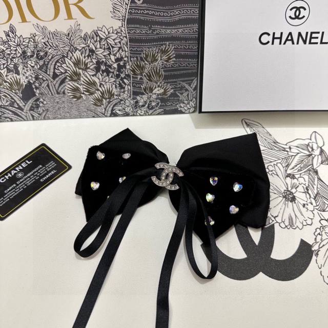 特 P60 配专柜包装 Chanel 香奈儿 最新蝴蝶结中古水钻五金丝绒发夹# 信我！人手必备的单品 这件必须买 洋气神仙颜值 小仙女要收了它，谁戴谁好看～
