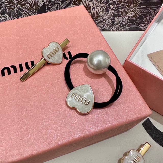 特 P70 两件套 配全套包装 Miumiu 缪缪 今年最好卖的新款 Vintage中古复古发夹 超仙的一对 时髦精 随便入的款