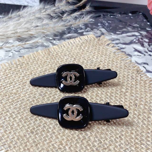 P60 Chanel小香 Chanel压夹 Logo压夹边夹刘海夹日常精致小单品 气质百搭小仙女必入单品 宝藏款 闭眼入推荐款 一对