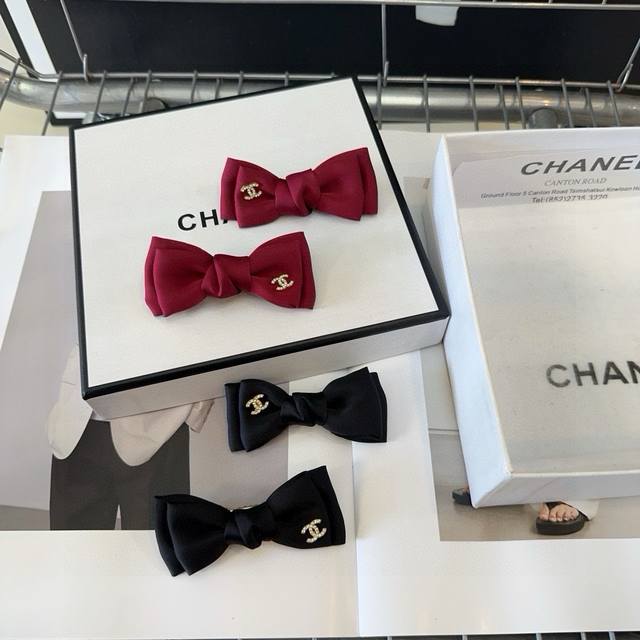 P60 配包装盒 一对 Chanel 香奈儿 最新款小香爆款小发夹、刘海夹，超级好看！名媛范儿十足，小仙女必备