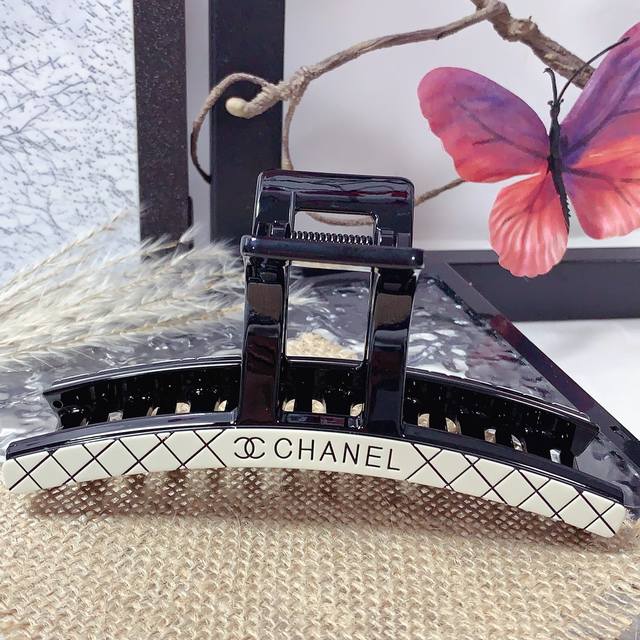 P60 Chanel小香 Chanel抓夹 菱格亚克力刻印 Logo抓夹 气质百搭 日常精致小单品 小仙女必入单品 宝藏款 闭眼入推荐款 单个配发箍盒