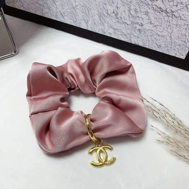 P50 Chanel小香 Chanel发圈 绸缎皮筋发圈钛钢Logo气质百搭小仙女必入单品 宝藏款 闭眼入推荐款 单个