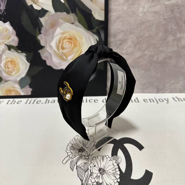 特 P60 配专柜包装 Chanel 香奈儿 最新发箍# 信我！人手必备的单品 这件必须买 洋气神仙颜值 小仙女要收了它，谁戴谁好看～