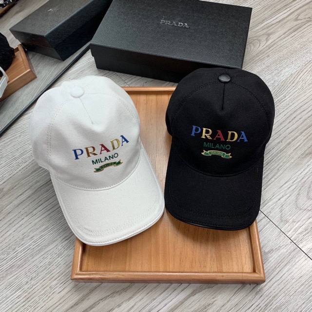 ￥ P80。Prada家。 超A品质 最新款！时尚潮流，高端做工！每一个帽子都是用心之作！牛津材质！头层牛皮！配盒子、防尘袋、卡片！非一般的品质，细节也很重要。