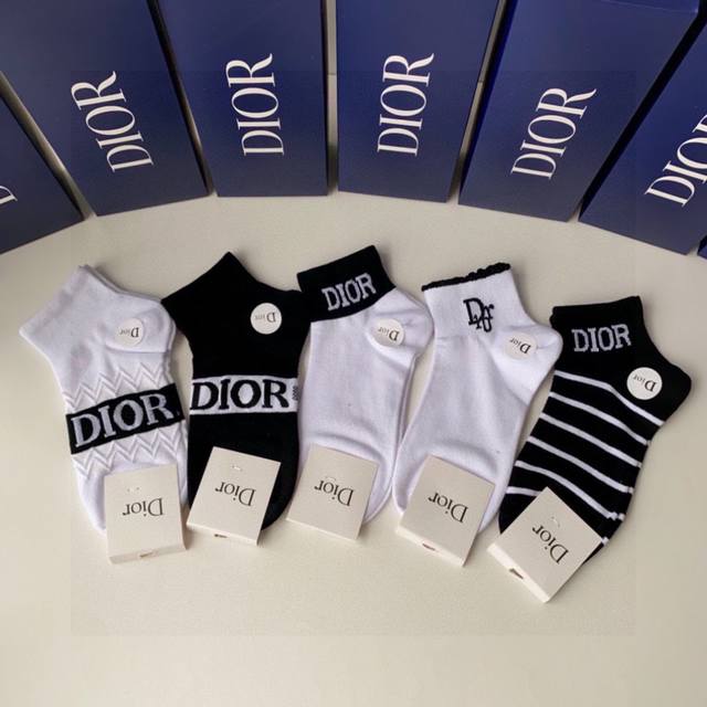 特 P50配专柜包装 Dior 迪奥 新款中短款堆堆袜袜子！一盒五双，专柜同步筒袜袜子，大牌出街，潮人必备超好搭