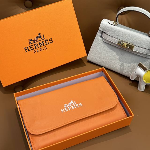 P80 现货～HermèS 爱马仕 化妆刷羊毛散粉刷修容刷腮红刷粉底刷全套礼盒装大牌化妆刷手感非常好，高端大气，非常非常推荐