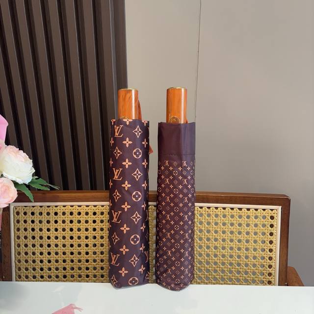 70Louis Vuitton 路易威登 新款 三折自动折叠晴雨伞 新涂层技术深色伞面 拥有令人惊喜的遮光效果！2色