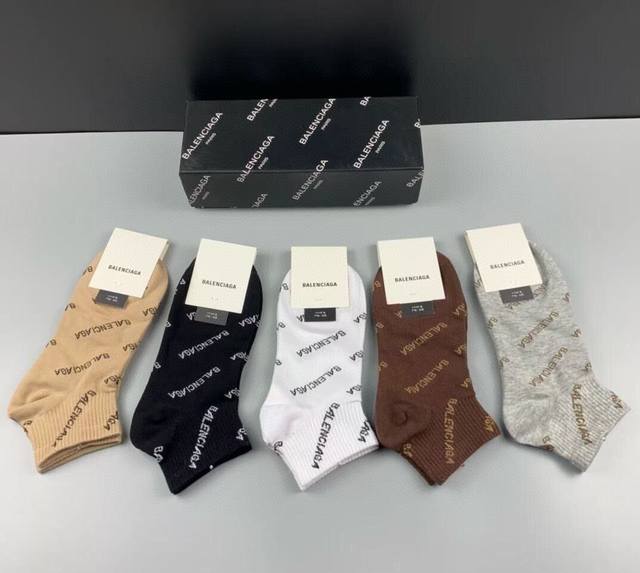 特 P50 Balenciaga 巴黎世家大巴黎经典女款袜子 一盒五双 纯棉材质织造，上脚柔软舒适，精挑细选的颜色搭配大巴黎经典Logo大牌出街，潮人必备超好搭
