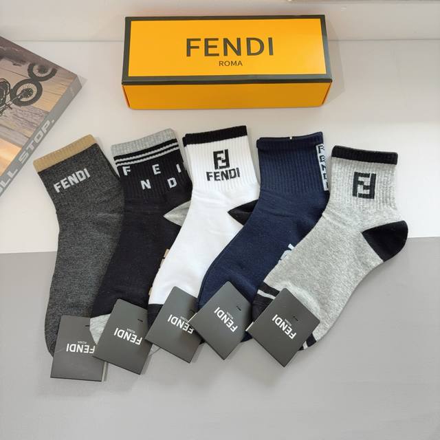配包装 P60 一盒5双 Fendi 芬迪 字母双Ｆ爆款中筒袜，纯棉面料， 专柜同款 纯棉面料，实用好穿 柔软透气，时尚百搭款，大牌出街。