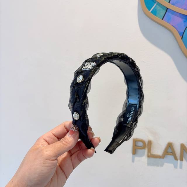 配包装 P60 Chanel 香奈儿 最新款小香宽边发箍，复古头箍，网红爆款推荐 搭配高端材质，超精致，时尚百搭。