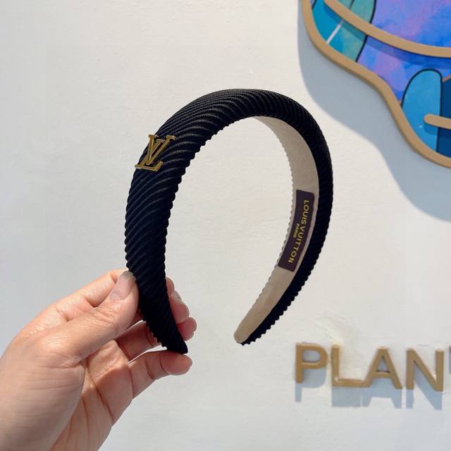 配包装 P60 Lv 路易威登 火爆新款发箍，时尚头箍，网红最新款来袭时尚百搭，女神必入、多色可选！