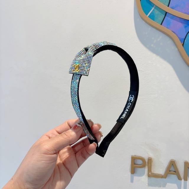 配包装 P60 Chanel 香奈儿 欧美新款潮流贴钻发箍，明星同款 女神必备单品，非常百搭，时尚潮流， 戴上它满满的高大上。