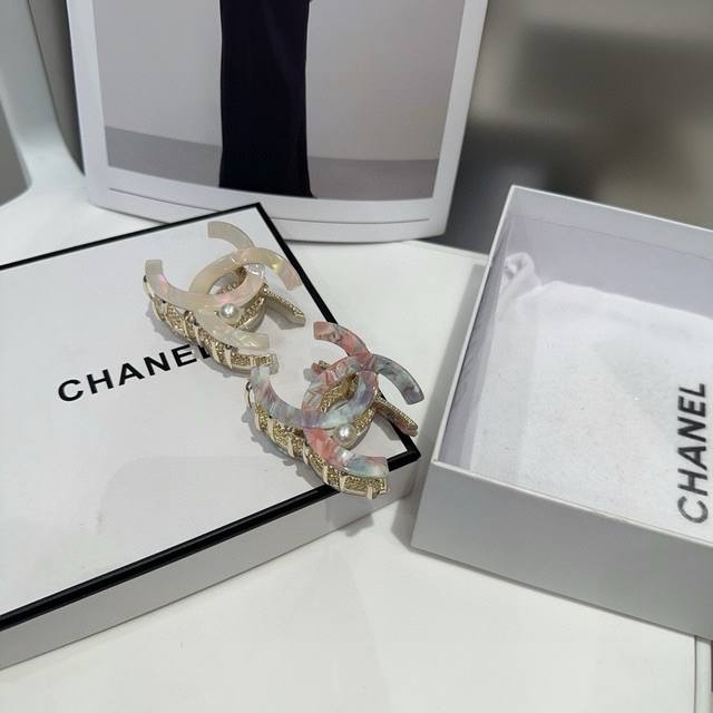 P60配包装盒 Chanel 香奈儿 最新小香抓夹，简单实用，时尚潮流！小仙女必备
