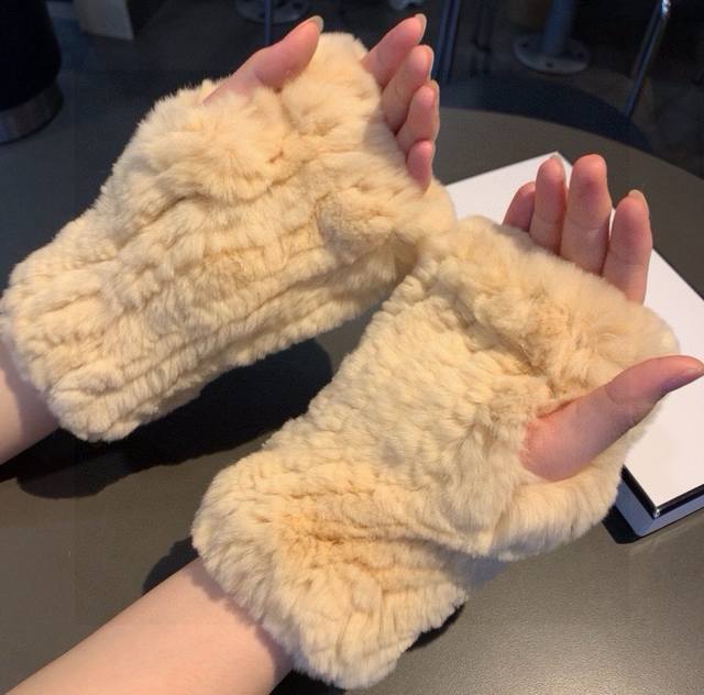 P210 Chanel 香奈儿秋冬懒兔毛露指半截手套女神集美们必备单品，值得对比同款不同品质，秒杀市场差产品，懒兔毛内里加绒 经典不过时款.喜欢可以入手了，这种