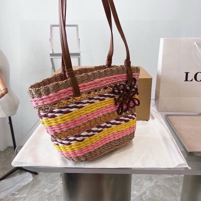 140￥P 火爆的罗意威 Loewe Basketa 夏日编织菜篮子 草编包 很有好感的一个Basket. 纯手工编织带着Loewe经典棕Leather跟手提袋