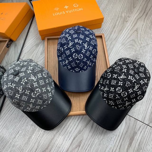 ￥ P80。L家。皮沿印花 超A品质 最新款！时尚潮流，高端做工！每一个帽子都是用心之作！牛津材质！头层牛皮！配盒子、防尘袋、非一般的品质，细节也很重要。真皮帽
